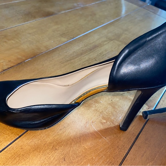 Simple black pointed toe pumps with gold detail. - Picture 3 of 6